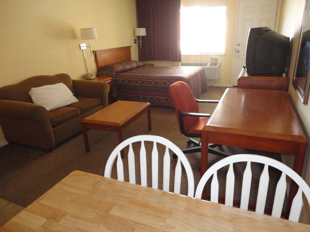 Sahara Courtyard Inn Пентиктон Экстерьер фото